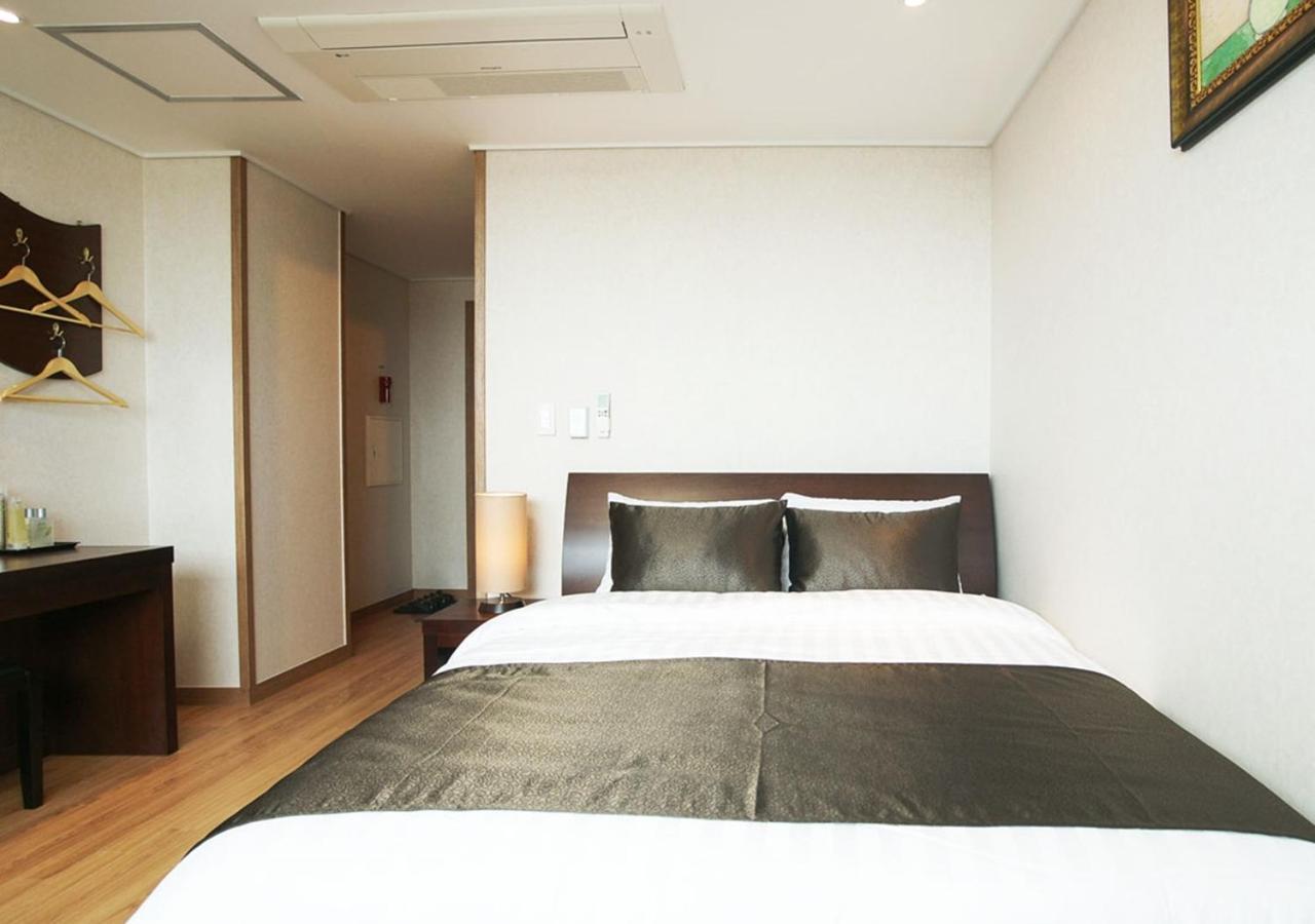 Iris Hotel Сеогвипо Екстериор снимка