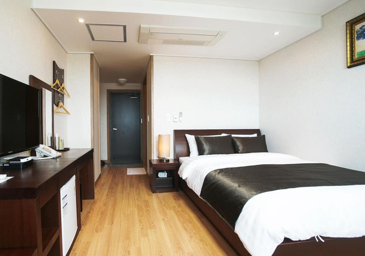 Iris Hotel Сеогвипо Екстериор снимка