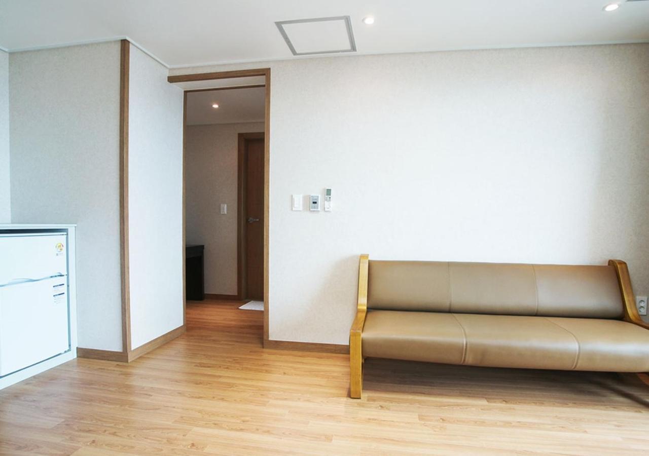 Iris Hotel Сеогвипо Екстериор снимка