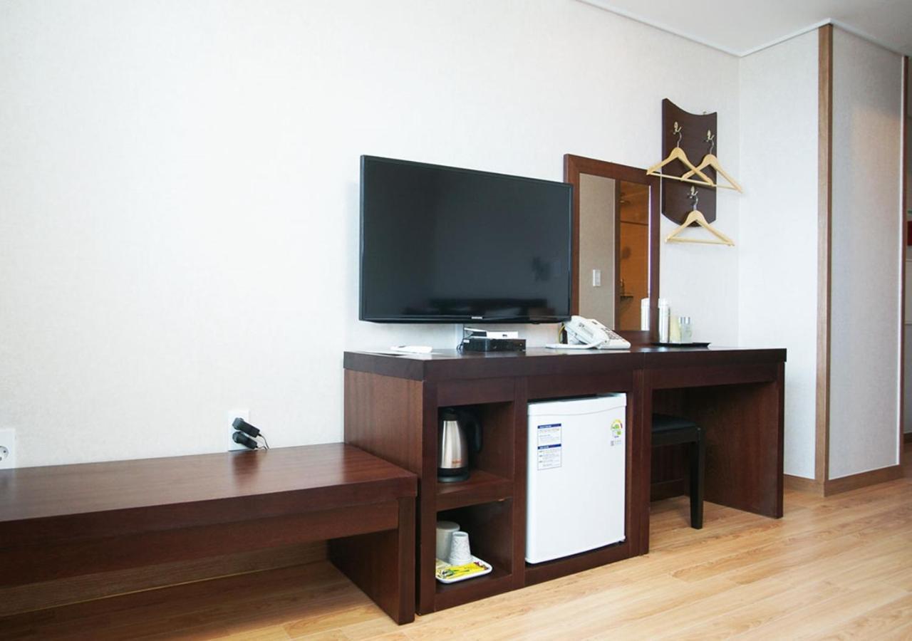 Iris Hotel Сеогвипо Екстериор снимка